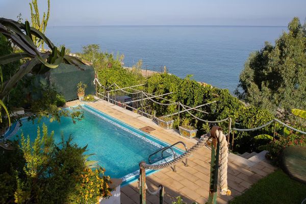 Villa Indipendente con vista sul mare, piscina e giardino e terrazze, adatta agli animali domestici