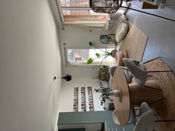 Appartement avec séjour lumineux, une chambre avec sa salle de bain attenante et un grand balcon.