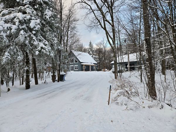 Maison en bois au Québec, nichée dans un environnement calme et isolé, en pleine nature.
