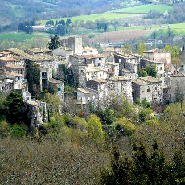Chez Anaïs et Mathieu, studio indépendant vieux village, vallon verdoyant et jardin