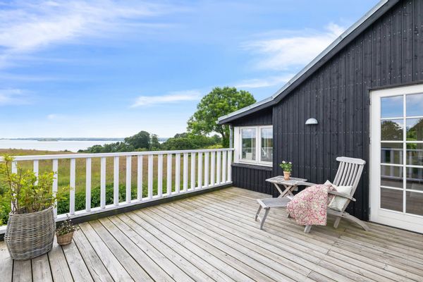 Cosy cabinn-like home with stunning sea view