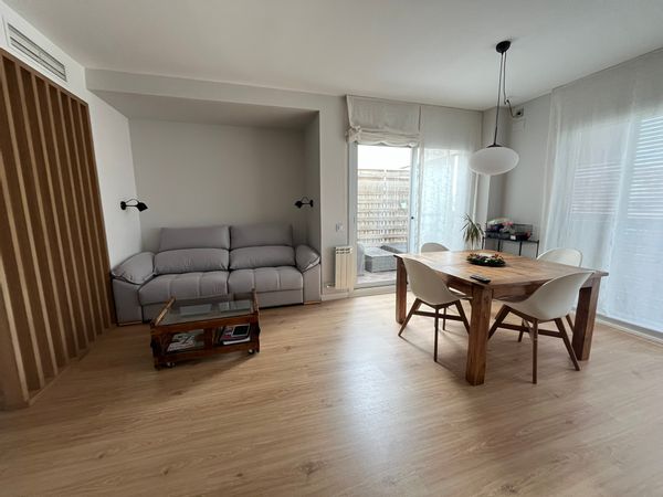 Piso de 3 dormitorios con balcón y terraza en el barrio de Sants en Barcelona