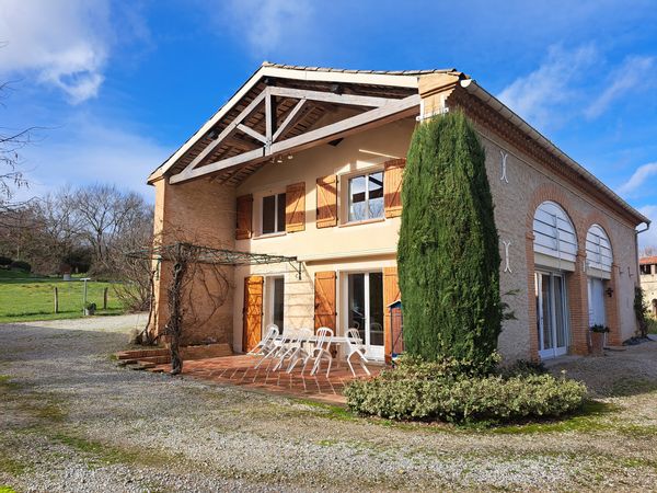 Maison dans un petit village, avec terrasse, terrain arboré, potager et piscine hors sol pour l'été.