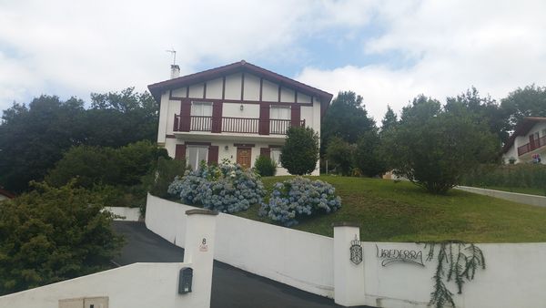 Vacances au Pays Basque. Studio au bord du lac de Saint Pée sur Nivelle