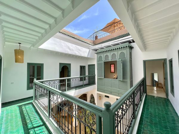 La maison de Béatrice est un riad traditionnel de 6 chambres articulé autour d'un patio central