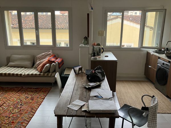 L'ambiance est chaleureuse et l'appartement lumineux et calme. Le quartier est central et animé