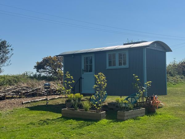 Robin’s Rest beautiful shepherds hut in the rolling Cornish countryside