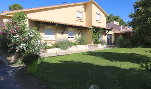 Grande maison de vacances dans grand parc avec piscine chauffée.