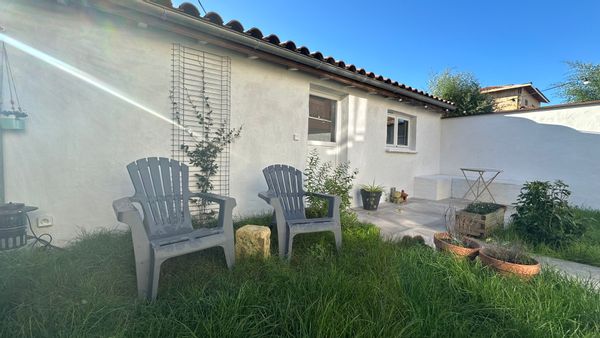 Maisonnette de charme pour 2 pers. Jardin de 70 m², terrasse privée, fauteuils, table et brasero.
