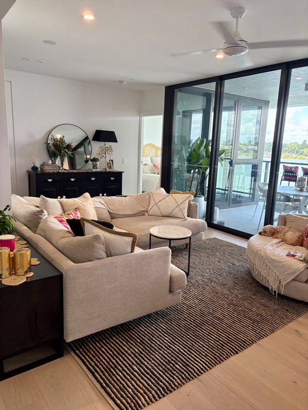 Jennifer's luxurious apartment is located on the Brisbane river with sweeping river and city views
