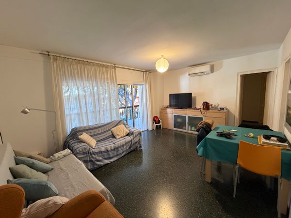 Amplio piso familiar a 3 min de la playa en la Costa Brava con 4 habitaciones y grandes balcones.