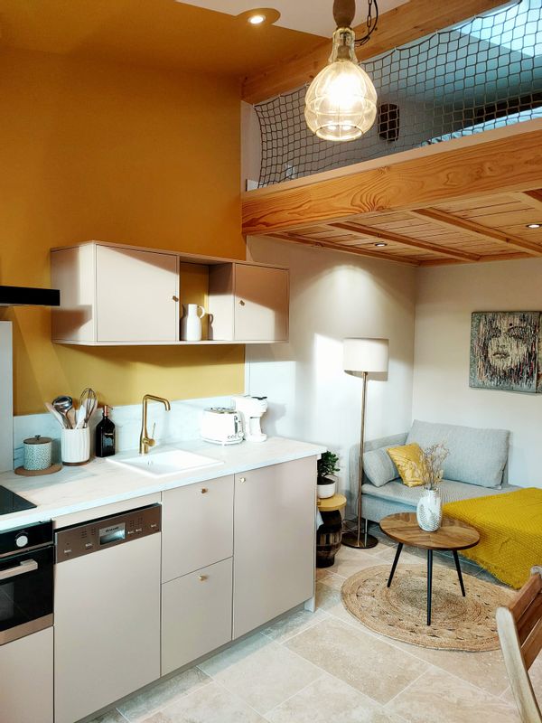 Petit cocon avec grande terrasse, accès lac et 2 vélos à disposition pour une virée en amoureux.