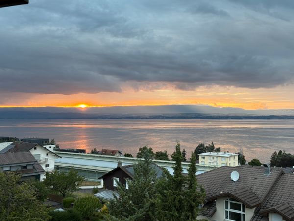 La plus belle vue sur le lac Léman, dans la plus charmante bourgade la région : Évian-les-Bains.