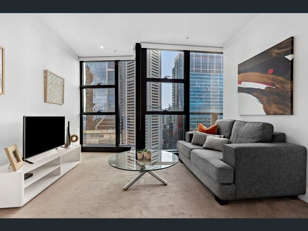 Upmarket one bedroom apartment within 5 star hotel ('Paris-end' of Melbourne CBD).