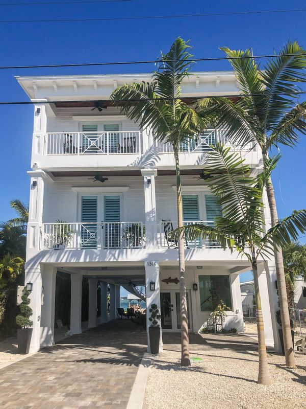 “Casablanca on the bay”
 Beautiful bay home with a
breathtaking view.