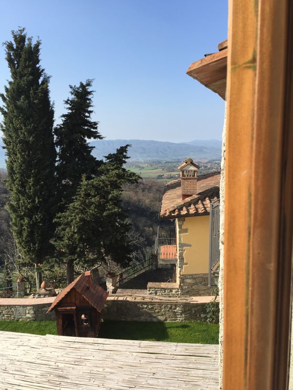 Casa Piero si trova in un piccolo borgo nel Mugello, nel verde della toscana tra olivi e castagni.