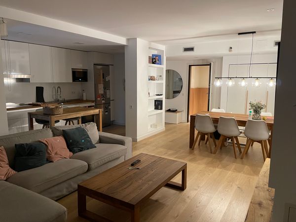 Piso de 3 dormitorios con jardín privado en Madrid Capital. Excelente comunicación con el centro.