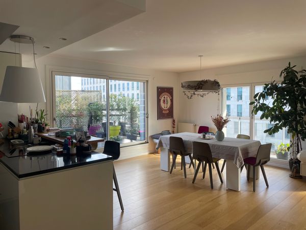Un appartement lumineux, avec une terrasse et un quartier qui offre de nombreux services