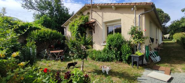 "Maison de campagne à la ville" Notre maison  des années 50, a été rénovée et agrandie.