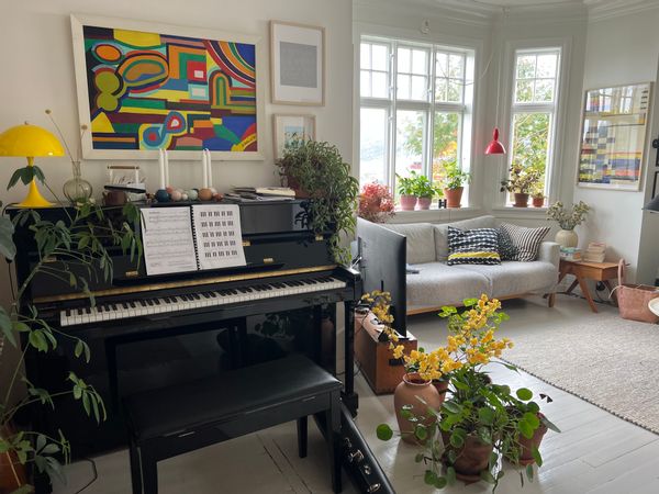 Hjem med hage i et rolig nabolag like utenfor Bergen sentrum. Kollektiv og matbutikk like ved huset.