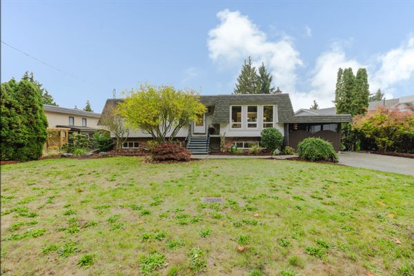 Beautiful Victoria Home on Mountainside Park Trails, Walking Distance to Ocean, Fantastic Views