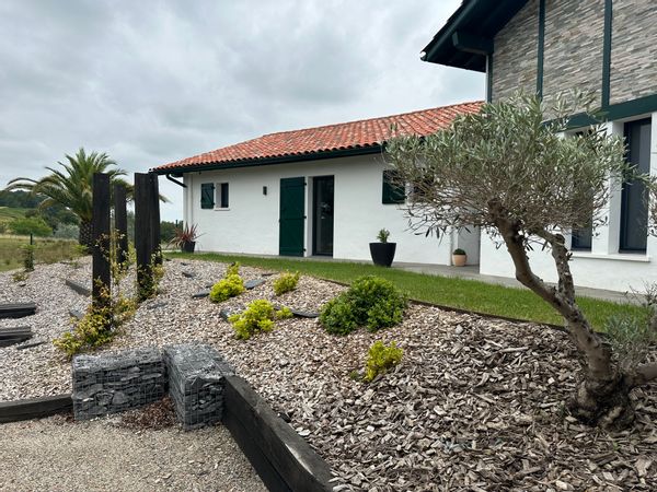 La maison est située dans un petit village au cœur du pays basque avec vue sur les Pyrénées
