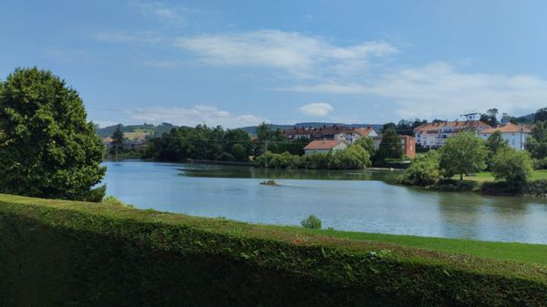 Vivienda en reserva natural con piscina y jardín. Vistas a la marisma y aves migratorias.