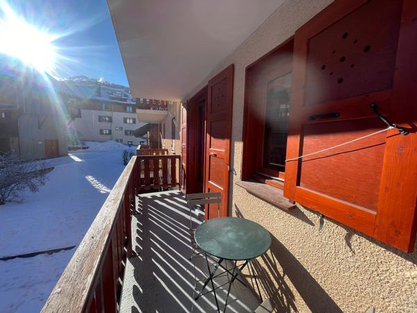 Notre studio situé à Valloire, pour une escapade relaxante en pleine nature avec balcon privé.