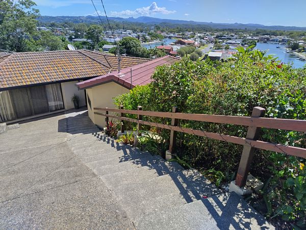 4 bedroom house 5 minutes by car from Kirra, Coolangatta, Greenmount and Rainbow Bay beaches.