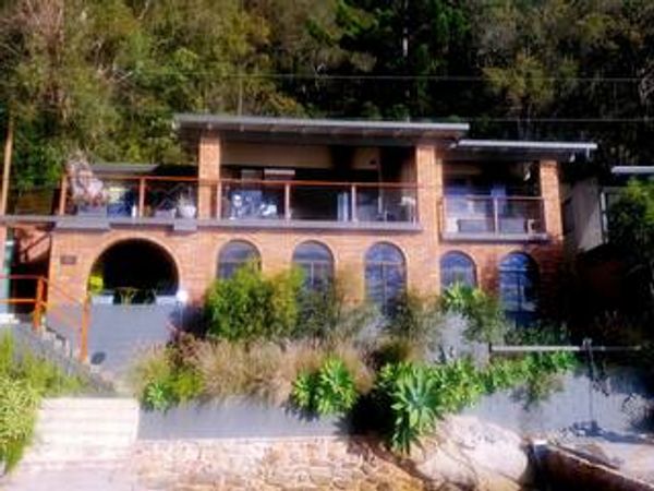 Water's Edge. Pet friendly waterfront home. Private jetty and stunning sunsets. 45mins from Sydney.