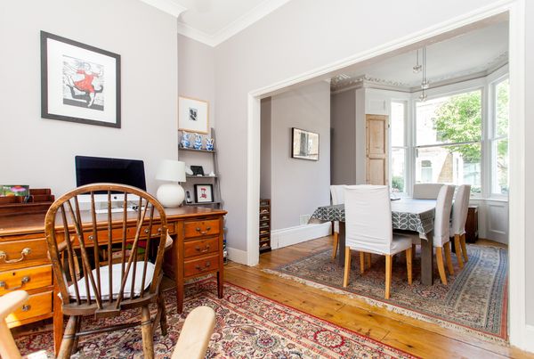 Home from home- Private room and bathroom in large family house