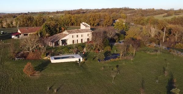 Grande maison en pierre de taille , ancienne ferme vigneronne du 19ème. Vue imprenable.