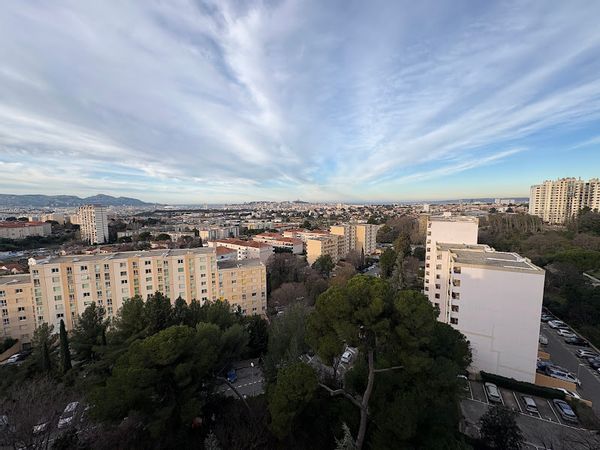 Appartement avec vue sur Marseille, notre dame de la garde et mer au loin.