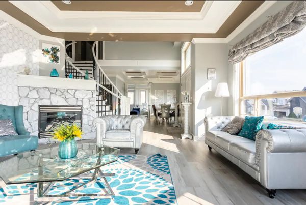 4-Bedroom bright and spacious house with breathtaking mountain views; short drive from Cultus Lake