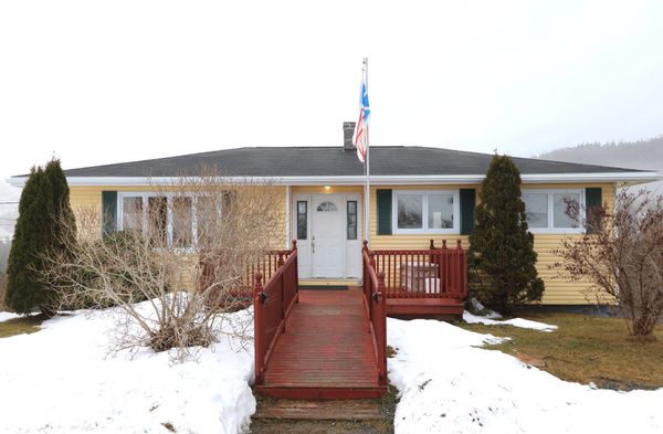 Dreamy home with nature views, a hot tub, home gym, and access to world class ECT hiking.