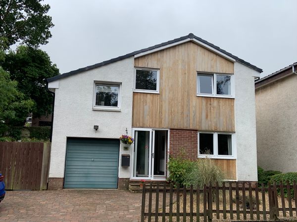 Detached home in quiet neighbourhood with frequent bus service into Edinburgh city centre.