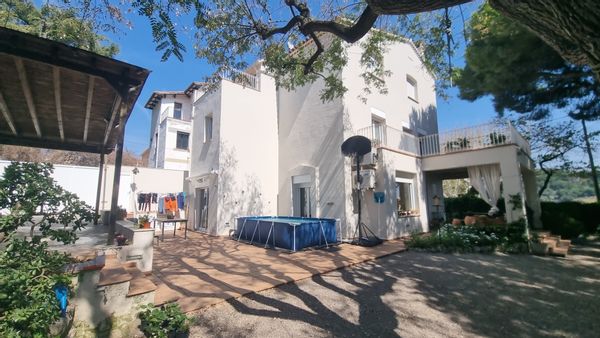 Apartment on the third floor of our house in the center: garden, barbecue and small pool.