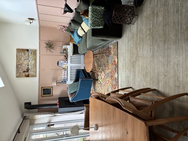 Light modern house a 20 minute walk (5 min bus ride) from beautiful historic riverside Woodbridge