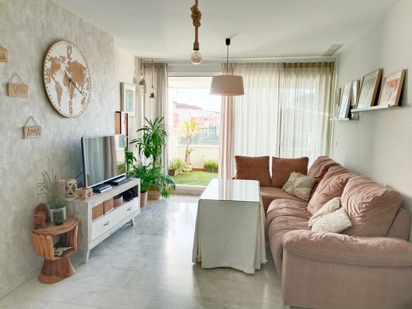 Casa adosada amplia y bien equipada para familias, con jardines y zonas comunes a 15 min de Sevilla