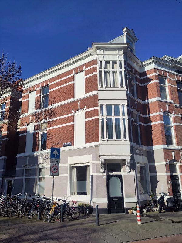 Charming converted shop built in 1896 in a vibrant neighbourhood