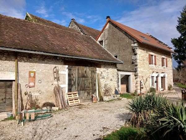 Maison de charme en pierres au cœur d'un hameau préservé typique du Bugey.