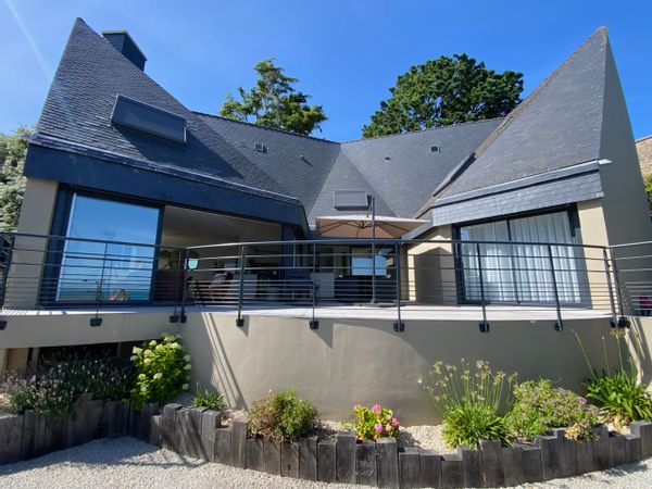 La maison de David et Marie. Maison d’architecte avec vue sur la Baie du Mont Michel .