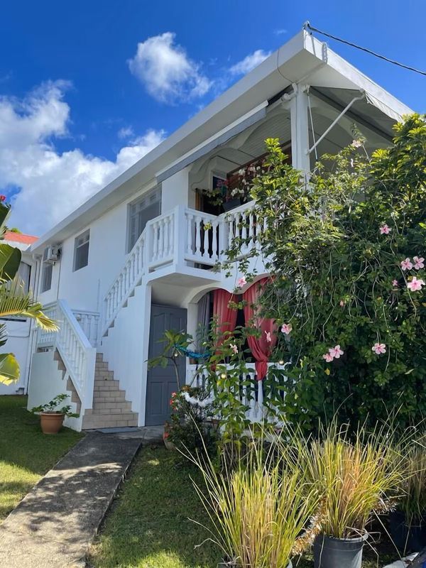 Haut de villa, belle terrasse, à proximité de la plage