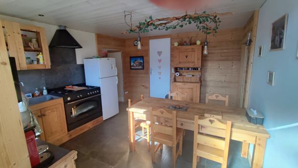 Appartement dans une ancienne ferme savoyarde orienté plein sud avec vue Mont-Blanc.