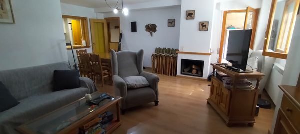 Apartamento tranquilo con amplio jardín privado, a 5 minutos andando del centro de Jaca, Pirineo