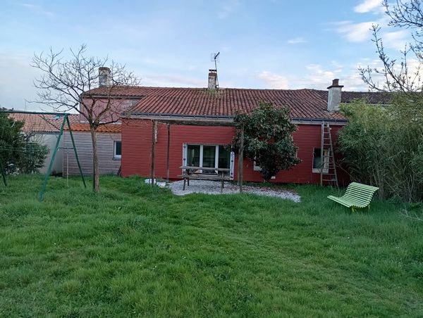 Une ancienne longère dans le vignoble nantais, une maison très imparfaite avec un grand jardin