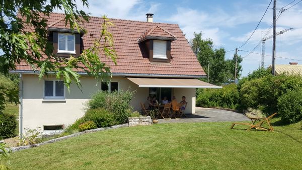« Un Doubs Moment », cocon familial près du Jura, avec jardin et terrasse au calme.