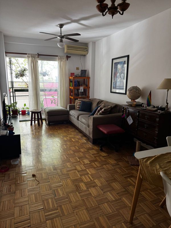 ERIK GASTON's house. Es un hermoso departamento de tres ambientes, con balcon y una gata.