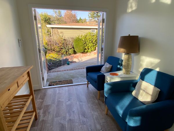 Quiet, bright 1 bedroom apartment