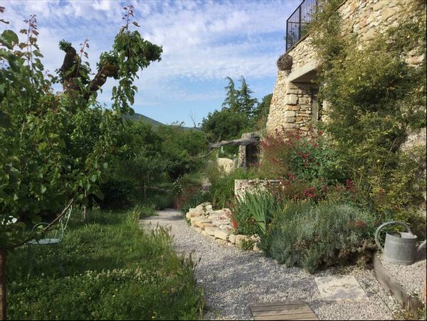 Maison en vieilles pierres du 16ème, rénovée avec matériaux écologiques. Colorée et fraiche l'été